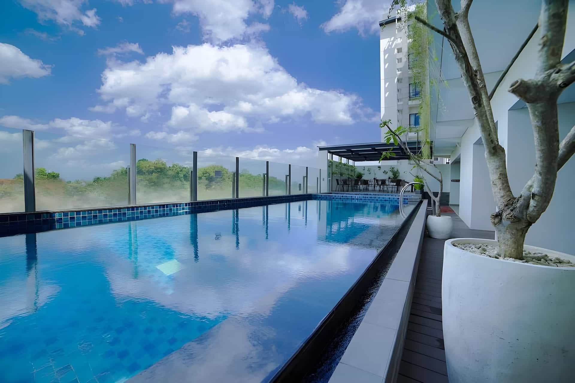 โรงแรมฟอร์ทูน่ากรันเด้ เจมเบอร์ (เดิมชื่อ โฮเทล ดาฟาม ฟอร์ทูนา แกรนด์) โรงแรมฟอร์ทูน่ากรันเด้ เจมเบอร์ (เดิมชื่อ โฮเทล ดาฟาม ฟอร์ทูนา แกรนด์)