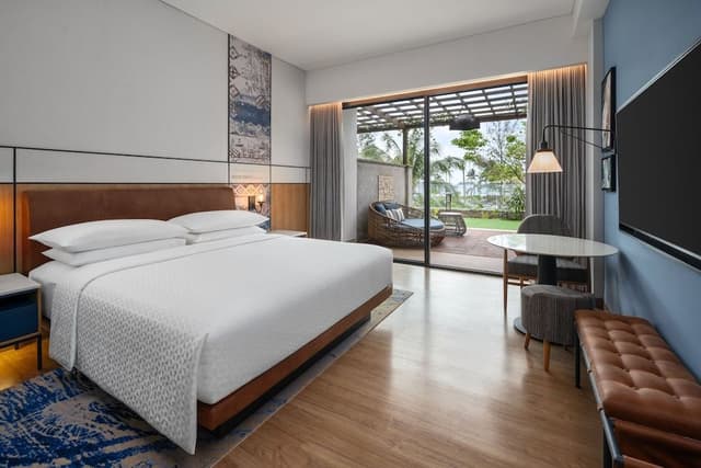 Room, 1 King Bed, Pool View (Terrace)