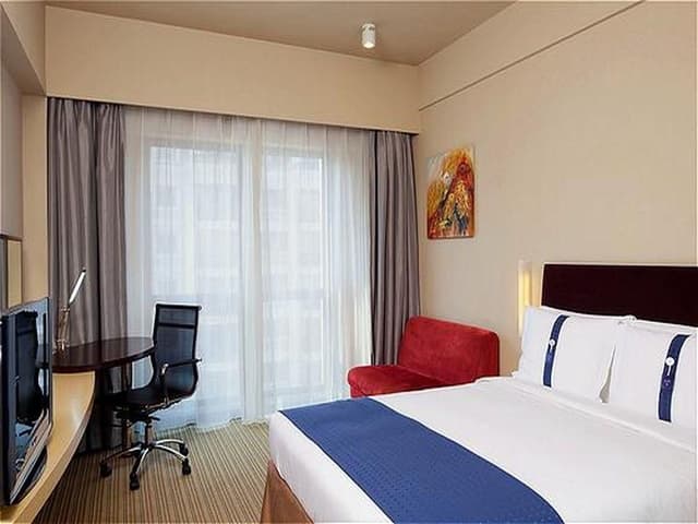1 Queen Bed Wheelchair Accessible Smoking
