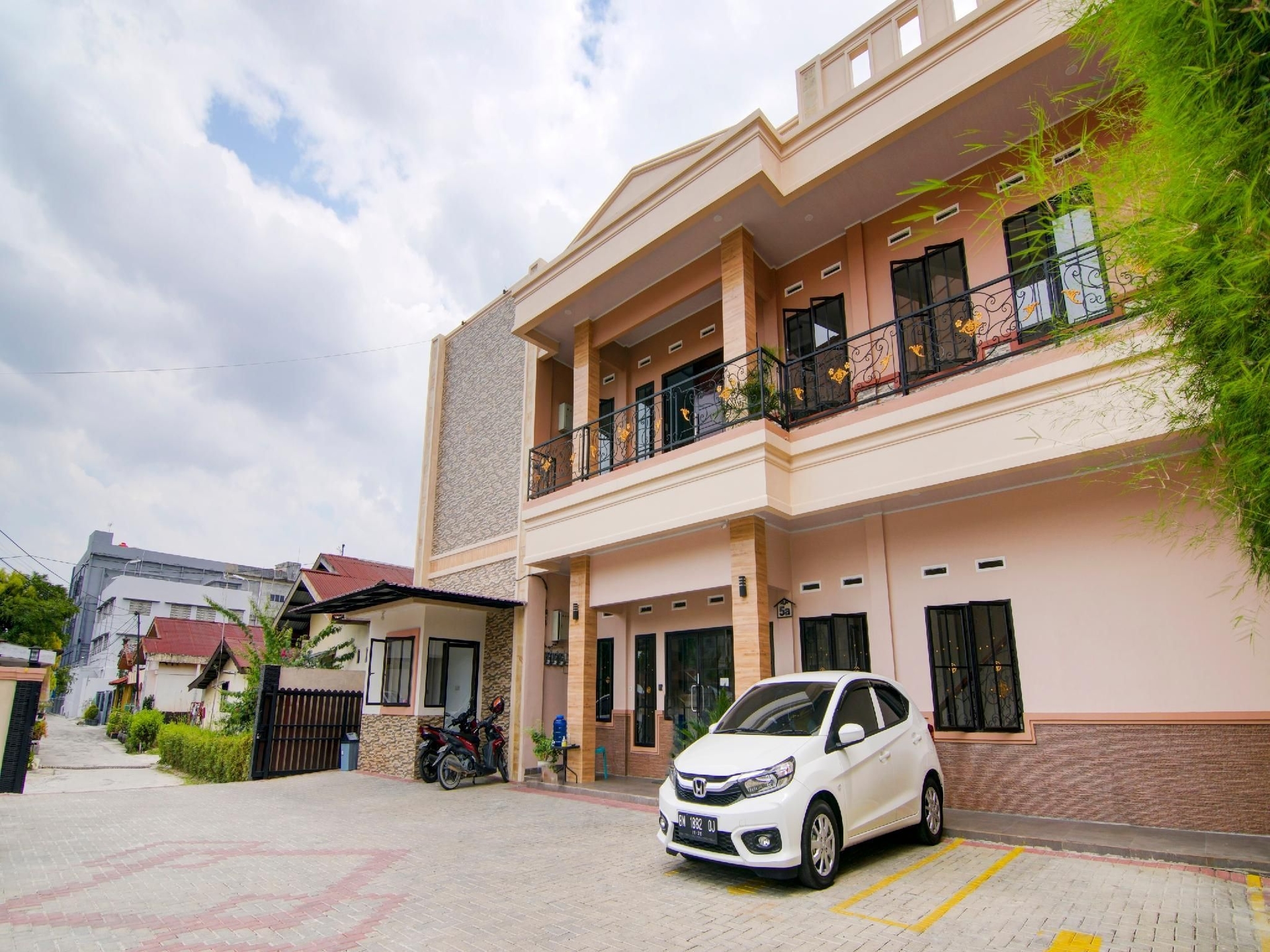 OYO 90233 The Shine Residence0