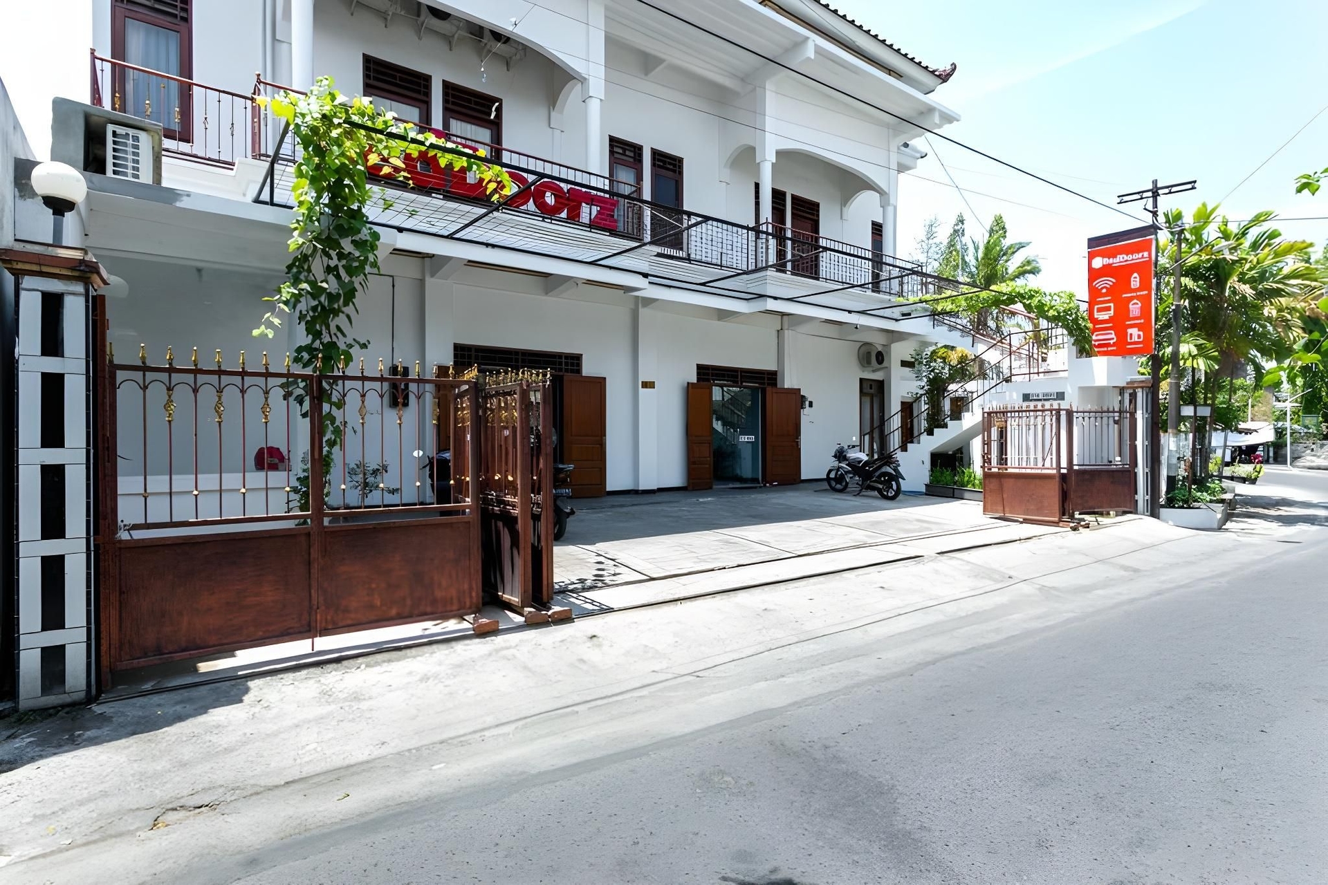 เรดดอร์ซ เนียร์ ปูโร มังกูเนการัน (RedDoorz near Puro Mangkunegaran)0