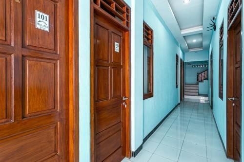 เรดดอร์ซ เนียร์ ปูโร มังกูเนการัน (RedDoorz near Puro Mangkunegaran)3