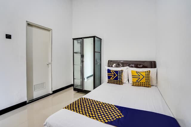 SPOT ON Room without Air Conditioning