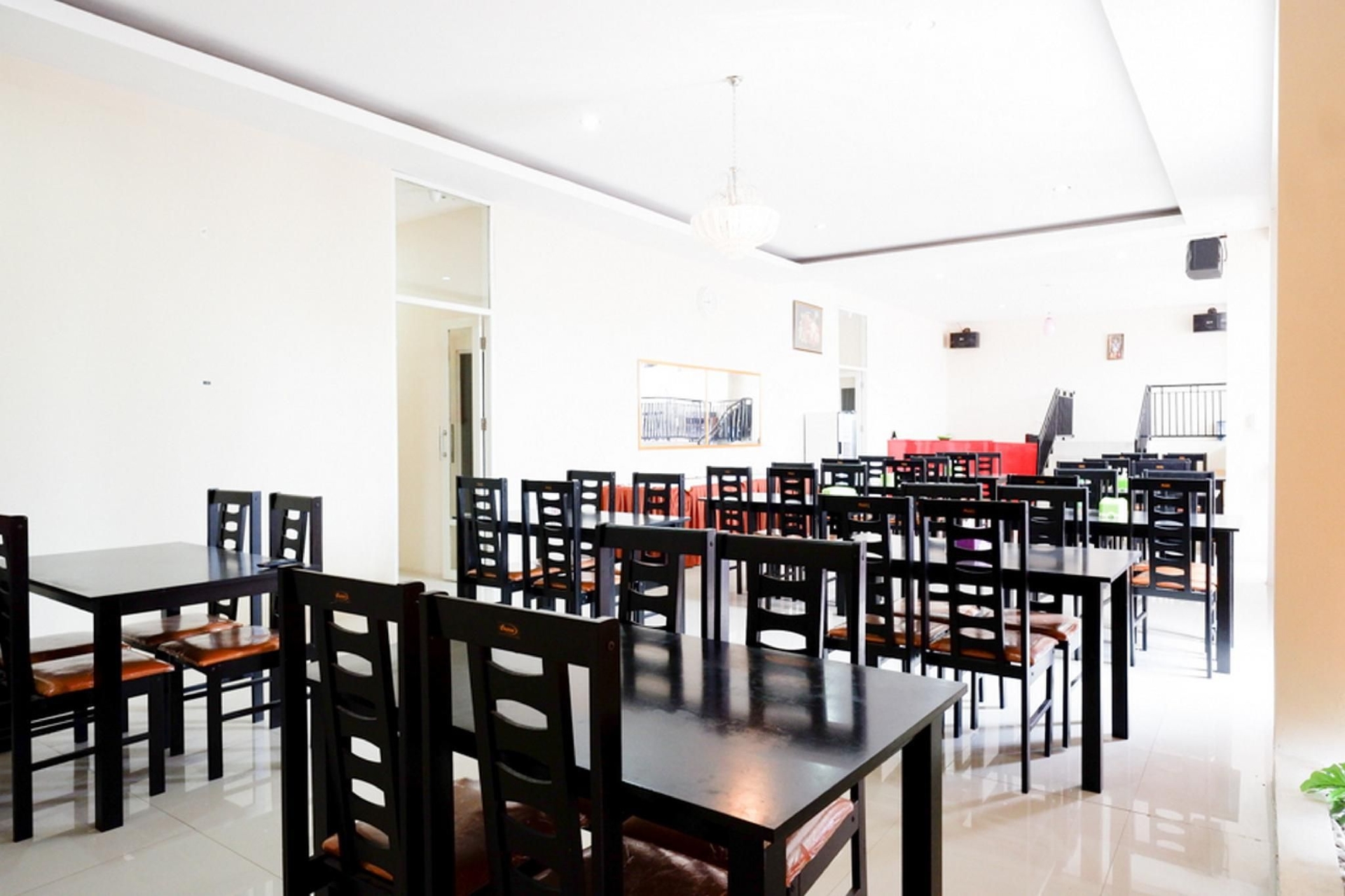 เรดดอร์ซ แอท โฮเต็ล กีนด์ ออเลีย มาเจเน (RedDoorz @ Hotel Grand Aulia Majene)1