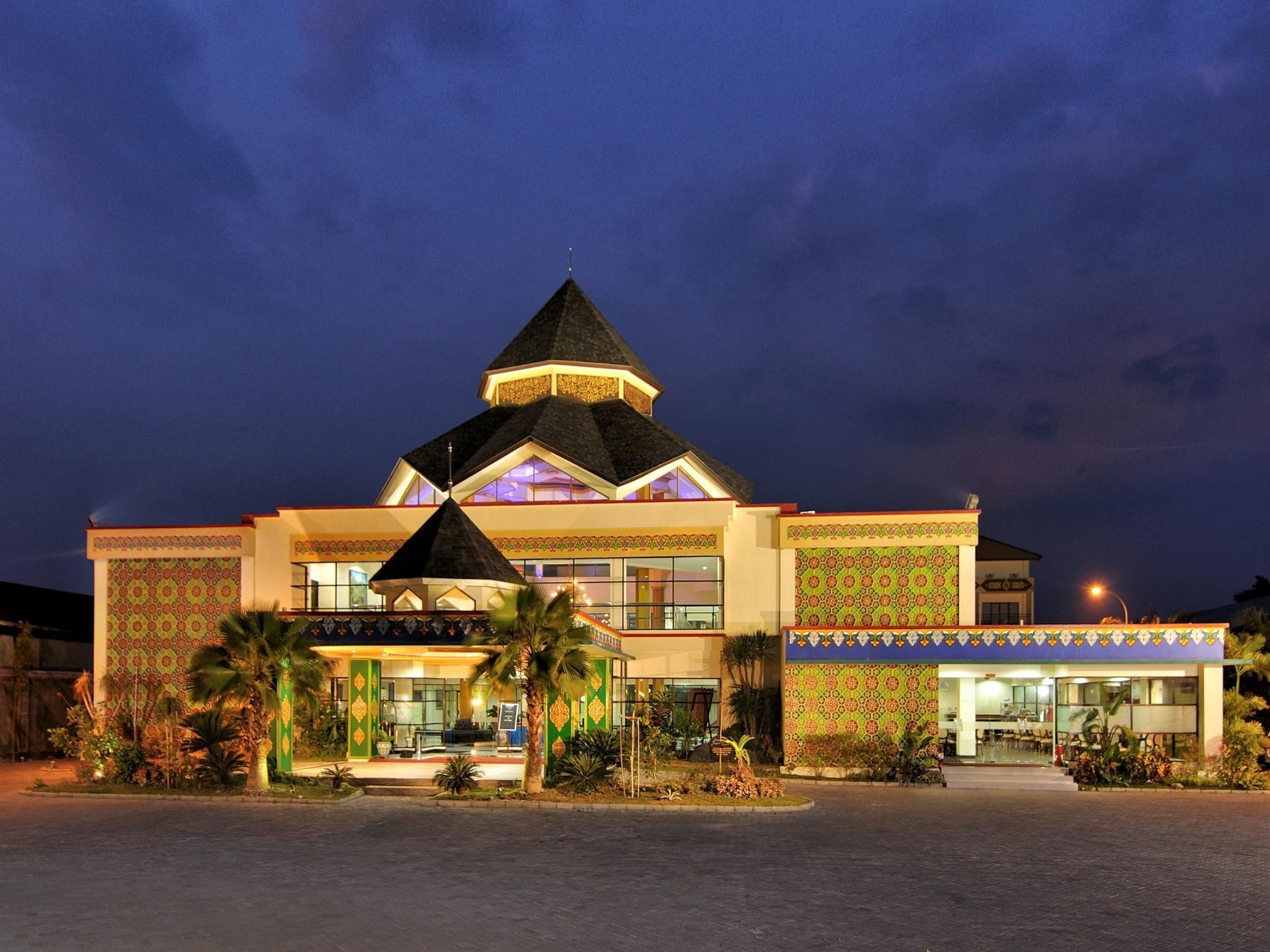 Yusro Hotel Restaurant & Convention3
