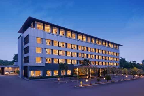 โฮเทล ซันติกา ลาฮัท