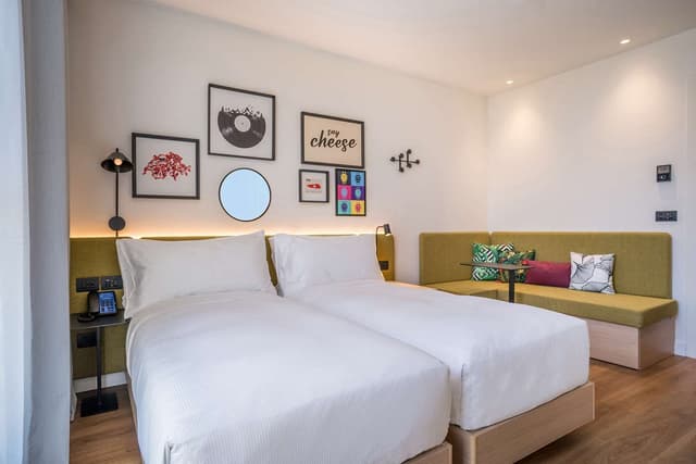 TWIN ROOM