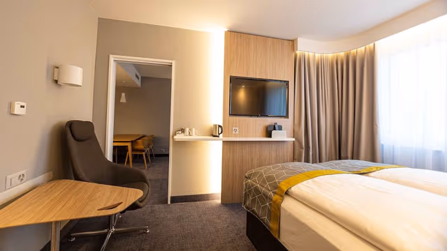 Suite, 1 Queen Bed with Sofa bed (Free Breakfast)