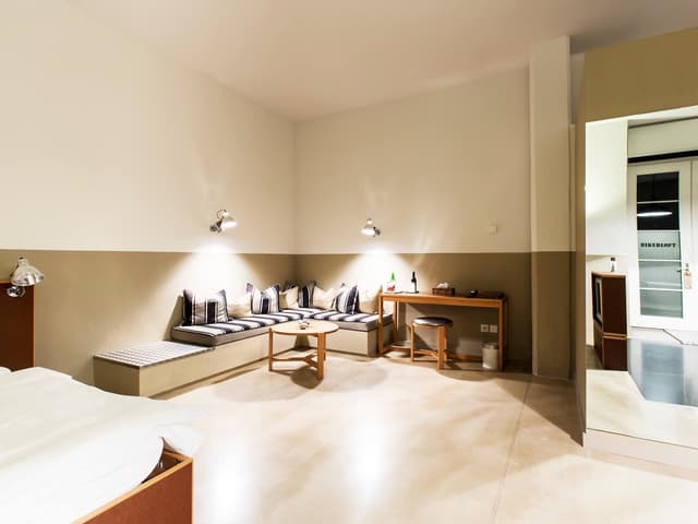 Deluxe - 1 King Bed