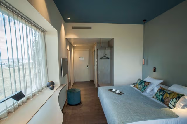 Room, Lake View