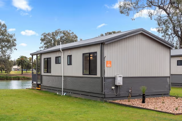 Deluxe 2 Bedroom Waterfront Cabin - Sleeps 4
