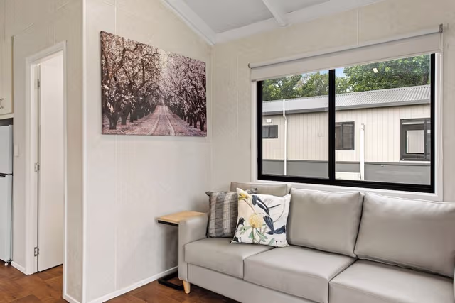 Deluxe 2 Bedroom Waterfront Cabin - Sleeps 4