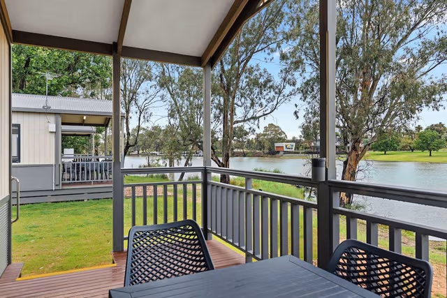 Deluxe 2 Bedroom Waterfront Cabin - Sleeps 4