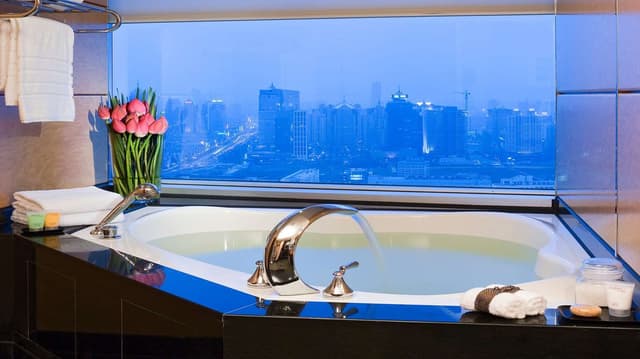 2 TWIN BEDS EXECUTIVE ROOM WITH LOUNGE ACCESS