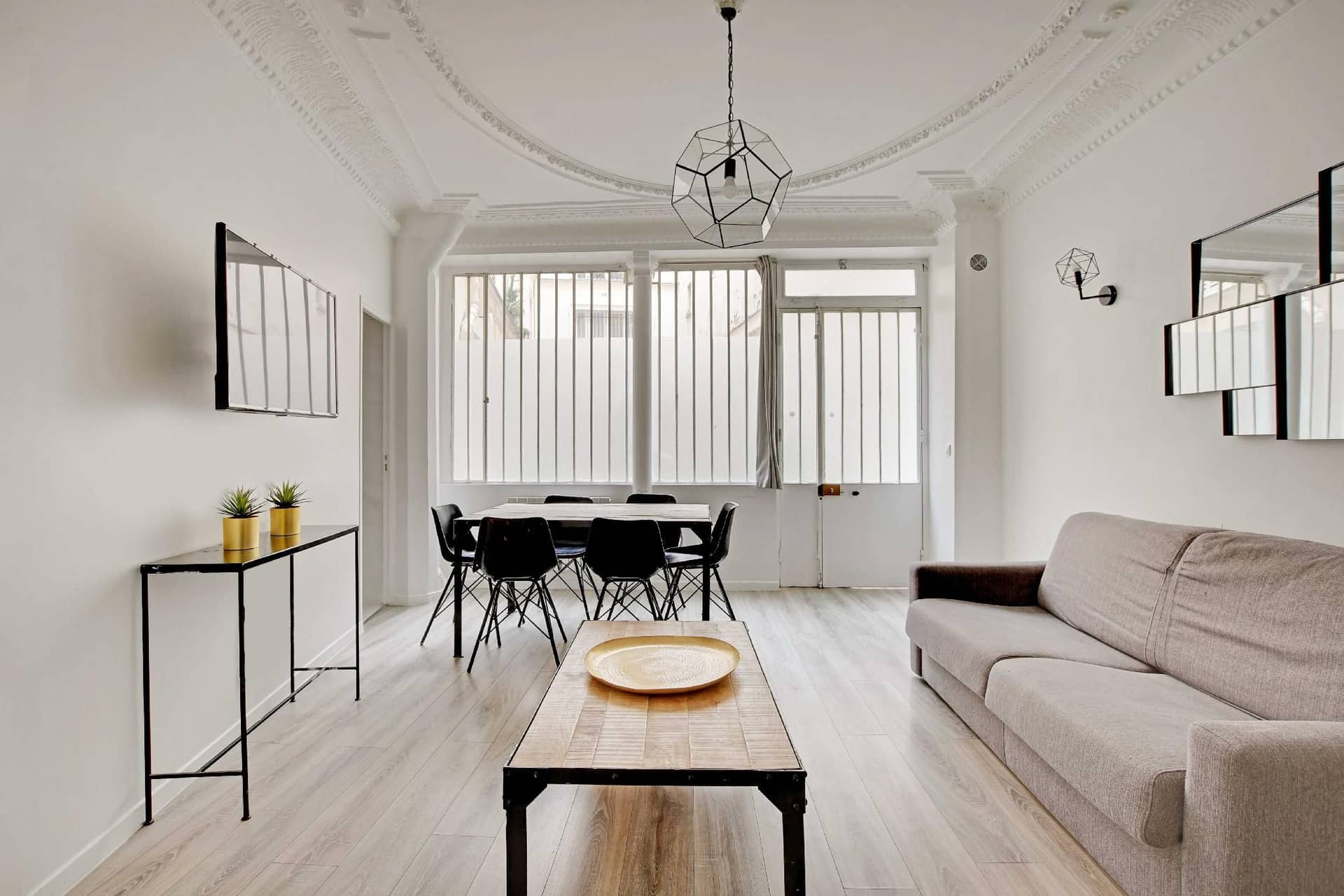 Magnificent apartment - 2BR/6P - Rochechouart Magnificent apartment - 2BR/6P - Rochechouart