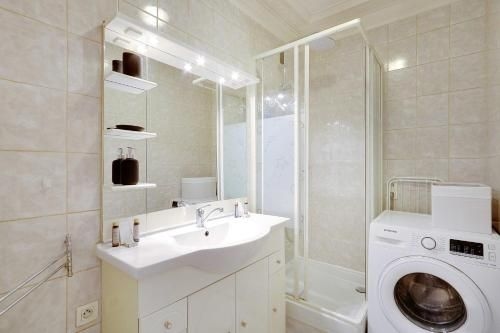 Experience Parisian Lifestyle: 2BR, Porte Maillot2