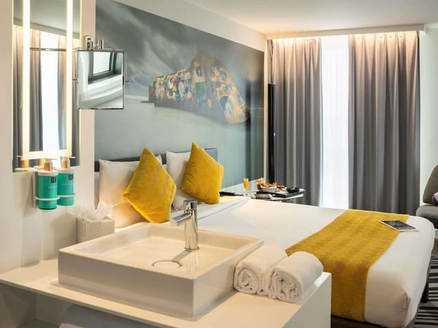 Suite, 1 Queen Bed with Sofa bed