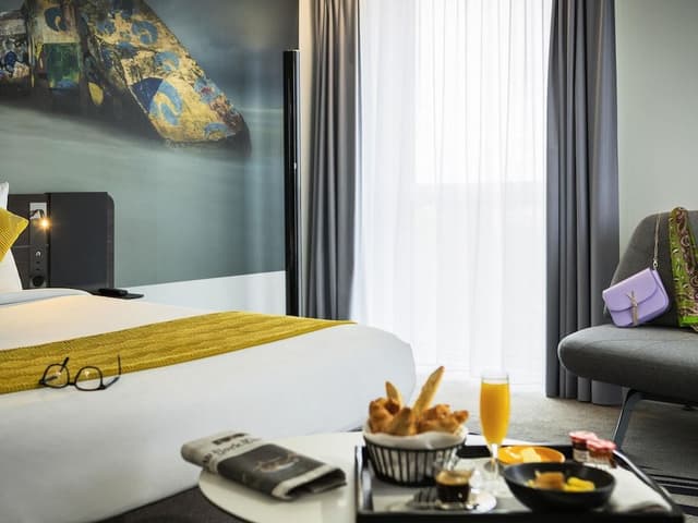 Suite, 1 Queen Bed with Sofa bed