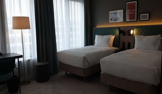 TWIN ROOM