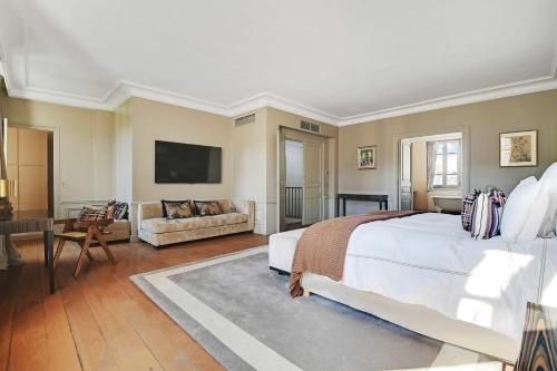 Luxury Mansion with Garden in Heart of Neuilly1