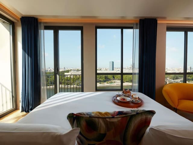 STUDIO BALCONY, 1 King, Corner Junior Suite with balcony, River Seine and Paris view