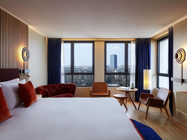 STUDIO PANORAMA VIEW, 1 King, Corner Junior Suite, River Seine and Paris view