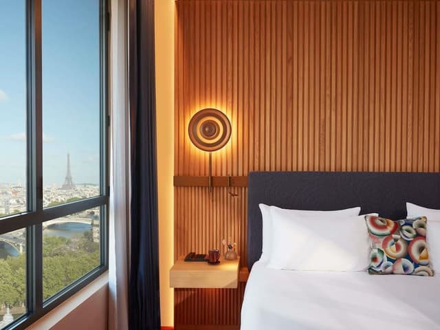 ICONIC - PARIS SKYLINE VIEW, 1 King or 2 Single beds, River Seine and Eiffel Tower view