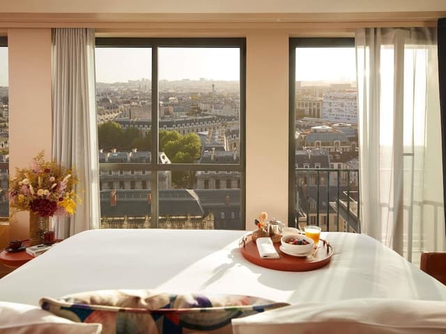 STUDIO BALCONY, 1 King, Corner Junior Suite with balcony, River Seine and Paris view