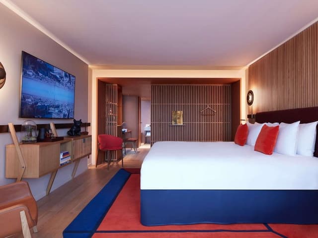 STUDIO PANORAMA VIEW, 1 King, Corner Junior Suite, River Seine and Paris view