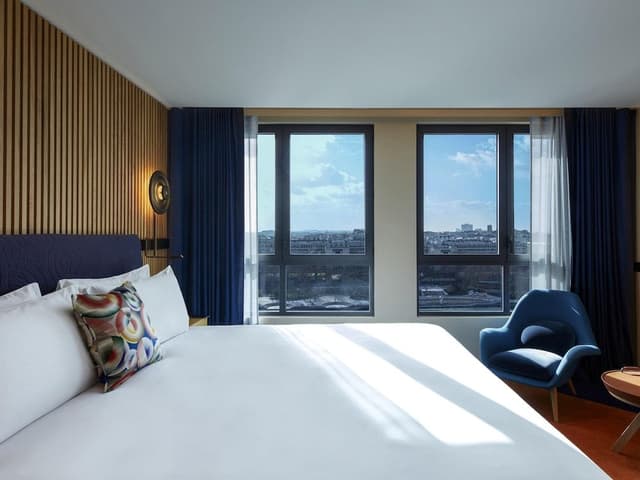 ICONIC - PARIS SKYLINE VIEW, 1 King or 2 Single beds, River Seine and Eiffel Tower view