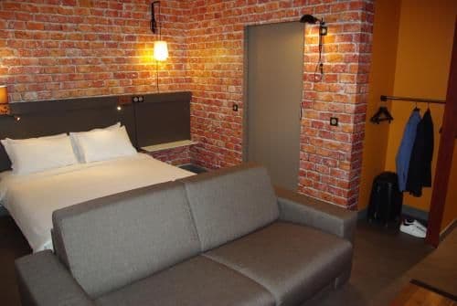 Family room with 1 double bed and 1 sofa