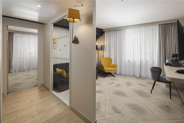 QUEEN ONE BEDROOM SUITE