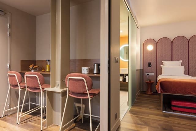 Suite (Two of a kind Plus, sharing a kitchen)