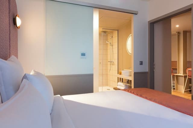 Suite (Two of a kind Plus, sharing a kitchen)