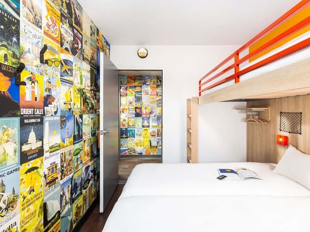 Room, 3 Twin Beds (Break)