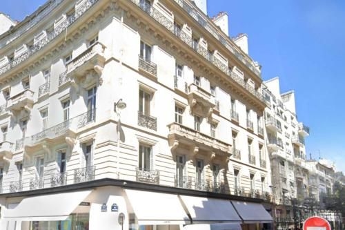 แมกนิเฟสเซินท์ แฟลต – 2 ห้องนอน สำหรับ 6 คน – ช็องเซลีเซ่ (Magnificent Flat - 2BR/6P - Champs Elysees)0