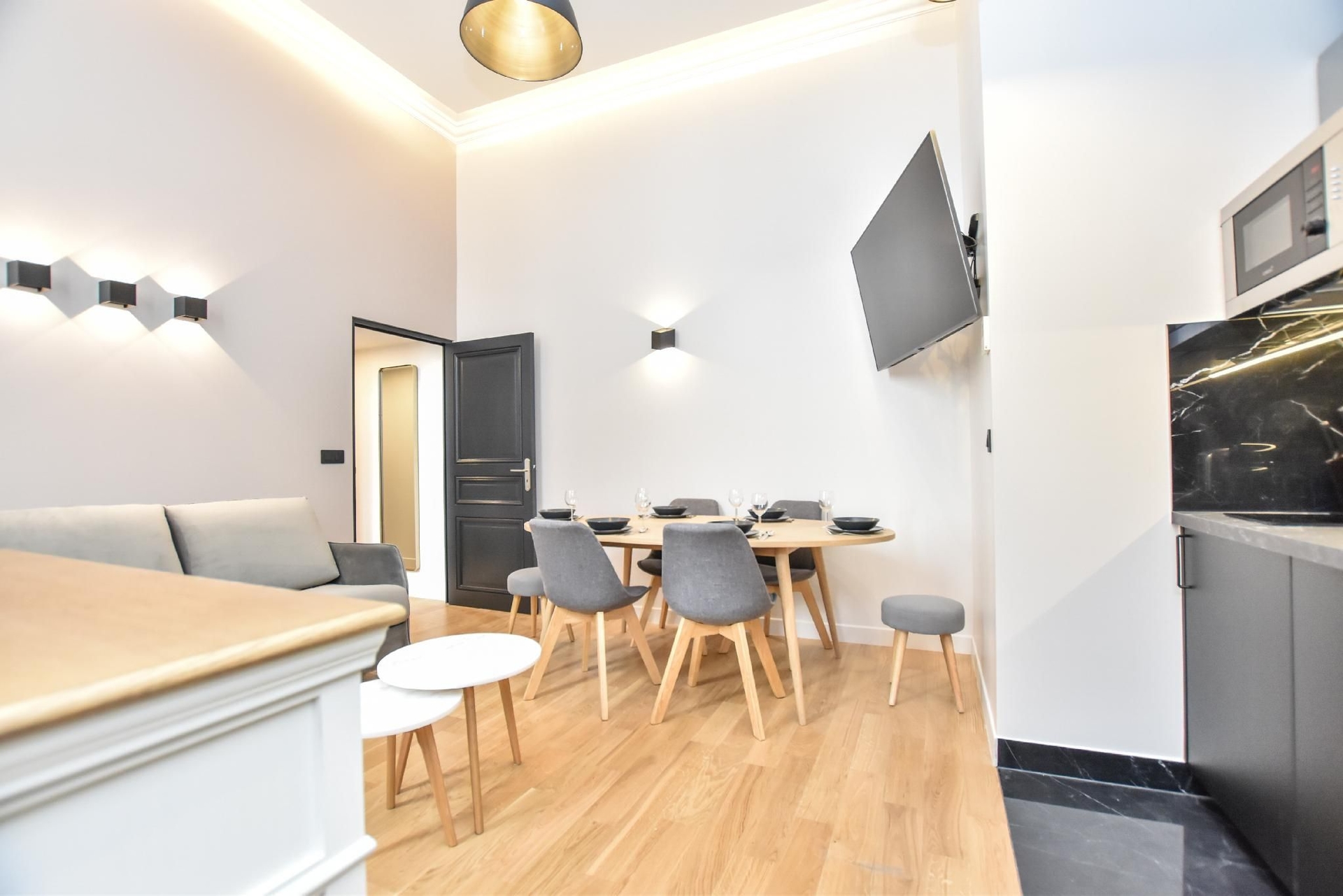 คอมฟอร์ทเทเบิล อพาร์ตเมนต์ – 2 ห้องนอน สำหรับ 7 คน – อาร์ก เดอ ตรียงฟ์ (Comfortable Apartment - 2BR/7P - Arc De Triomphe)0