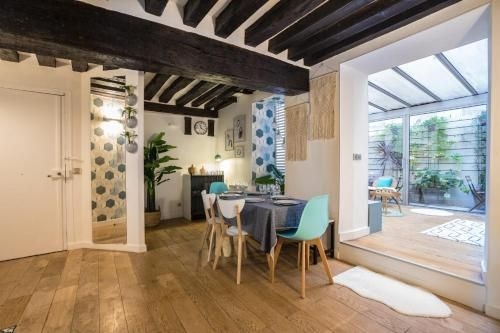 อพาร์ตเมนต์สุดชิคพร้อมลานพักผ่อน – 2 ห้องนอน สำหรับ 6 คน – เขตเลอมาราย (Chic Apartment with Patio - 2BR/6P - Le Marais)2