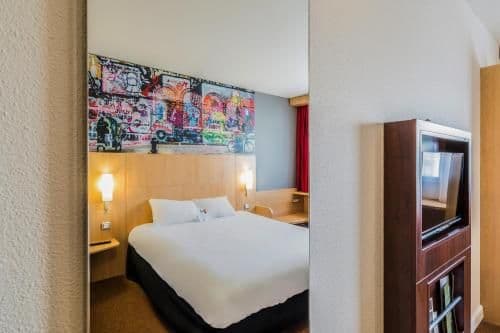 Standard room with a double bed