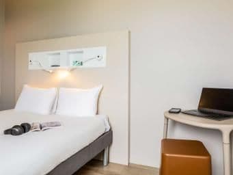 Standard room with a double bed