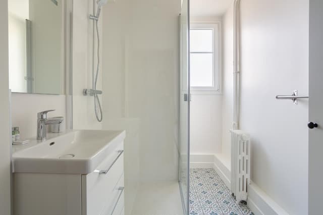 Appartement-Budget-Salle de bain-Vue ville