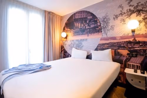 Standard room with a double bed