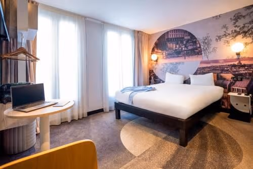 Standard room with a double bed