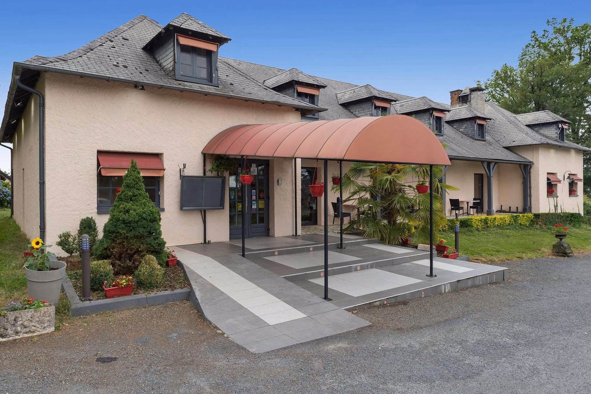 โฮเทล เรสเทอรองต์ เล โกเกลิโกต ดิ ออริจินัล เรอแล (Hotel Restaurant Les Coquelicots, The Originals Relais)1