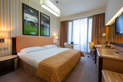 โรงแรมยูนา วาเรเซ่ (UNA HOTELS Varese)2