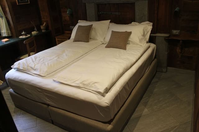 Deluxe Double Room, 1 King Bed, Non Smoking, Private Bathroom