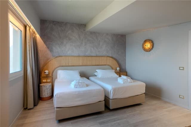 KING ACCESSIBLE TWO BDRM STE W/ QUEEN BED
