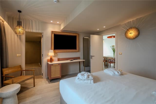 KING ACCESSIBLE TWO BDRM STE W/ QUEEN BED