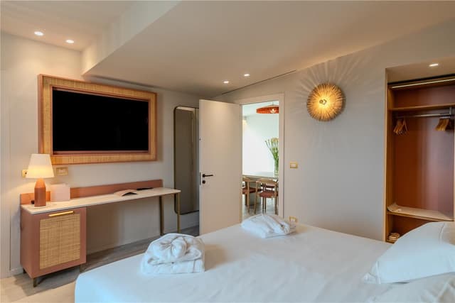 KING ONE BEDROOM SUITE WITH SEA VIEW