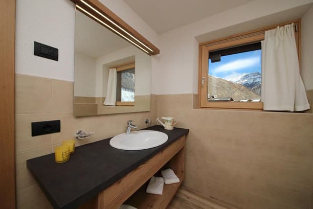 Family Apartment, Multiple Bedrooms, 2 Bathrooms (Reno)
